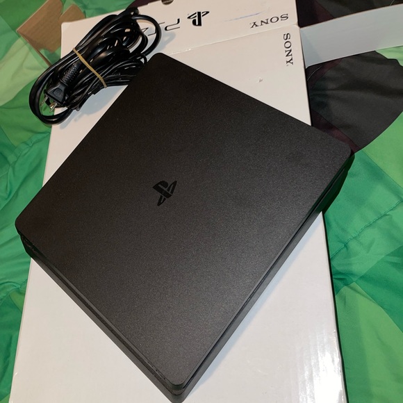 PlayStation 4 - Picture 7 of 7